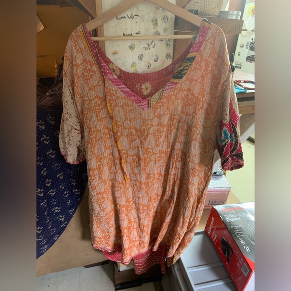 Kantha Bae Oversized Tunic in red & cream with flowers - Picture 4 of 8